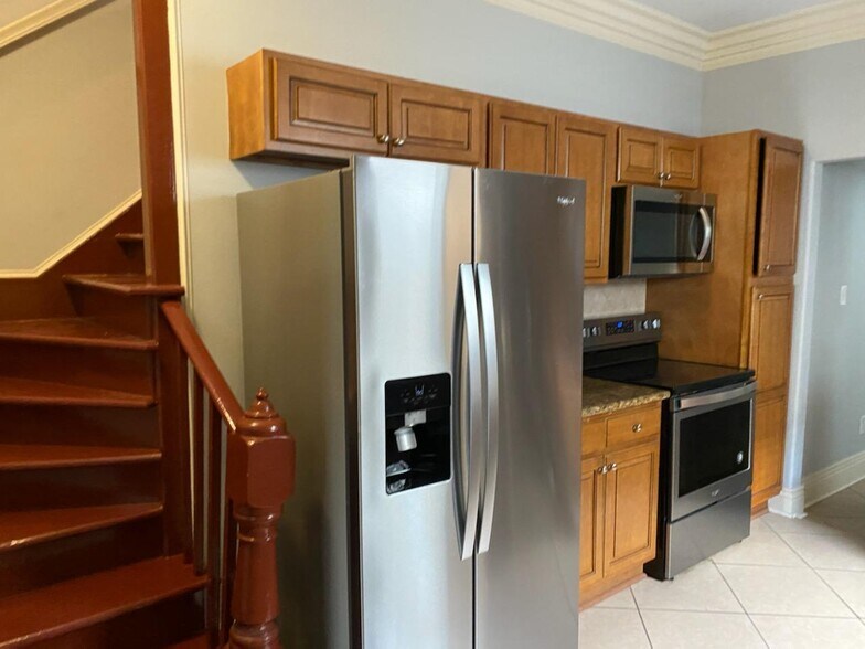 Kitchen and stairway - 1023 General Taylor