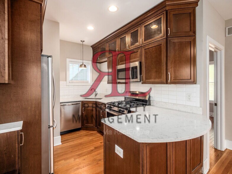 Building Photo - 782 Summit St