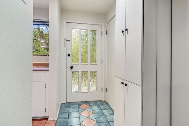 Building Photo - Super Unique Northgate Loft!