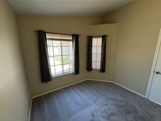 Building Photo - 1119 N Carriage Ln