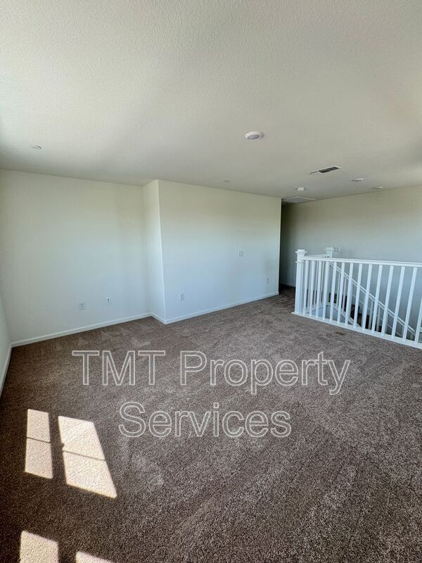 Building Photo - 1372 Redford Wy