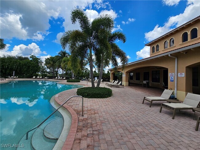 Building Photo - 2084 Par Dr