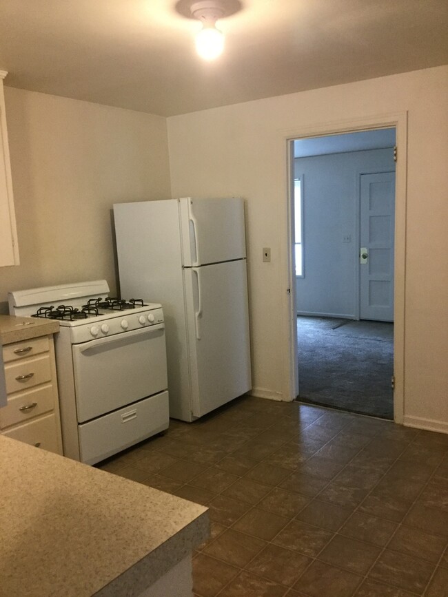 Building Photo - Quaint One Bedroom Duplex ~Close to Campus!