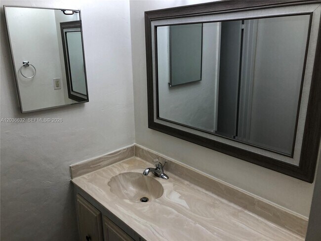 Building Photo - 10852 N Kendall Dr
