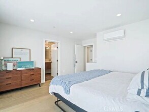 Building Photo - 811 1/2 North Detroit Street, Los Angeles, CA 90046 - 3 BR 3 BA house