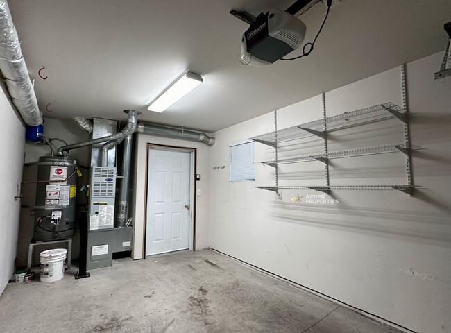 Building Photo - 915 SW Kimball Dr