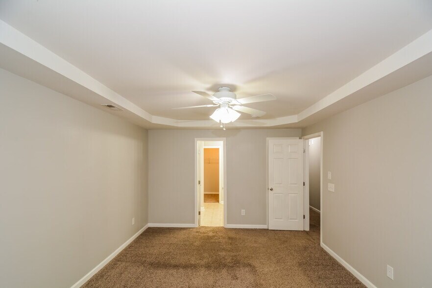 Building Photo - 923 Red Oak Tree Dr
