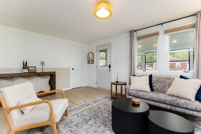 Building Photo - 834 Woodcliff Dr