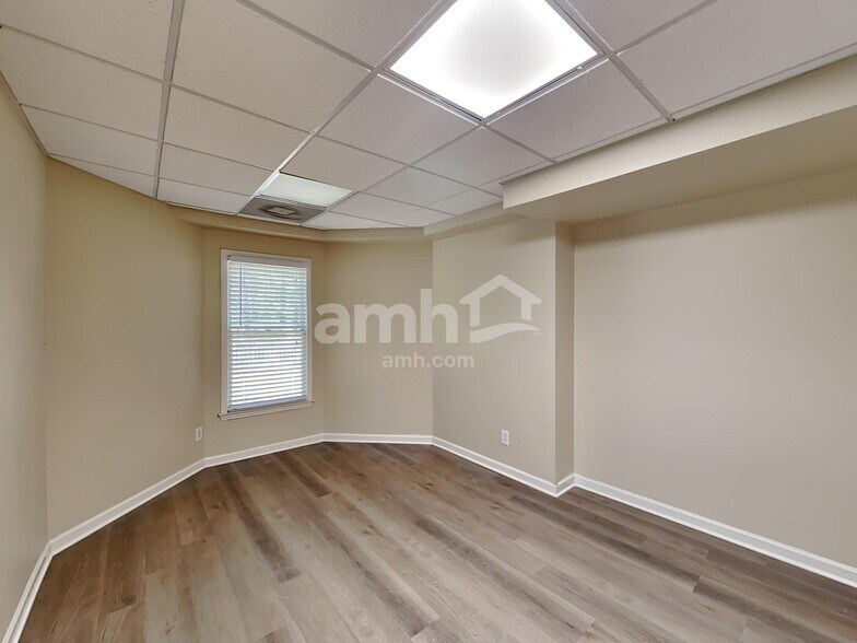 Building Photo - 513 Autumn Walk