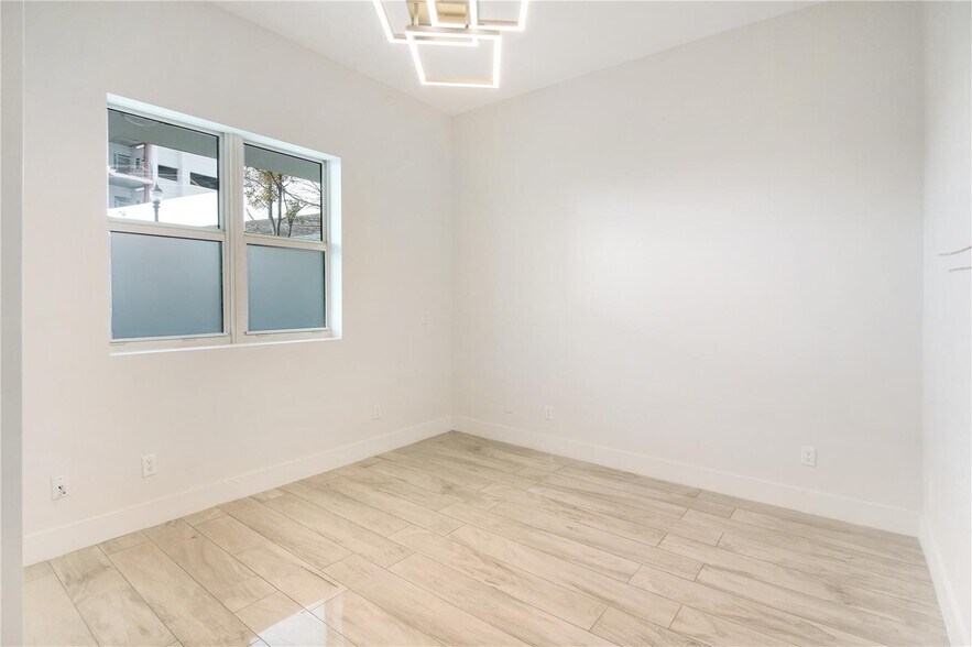 Building Photo - 14951 Royal Oaks Ln