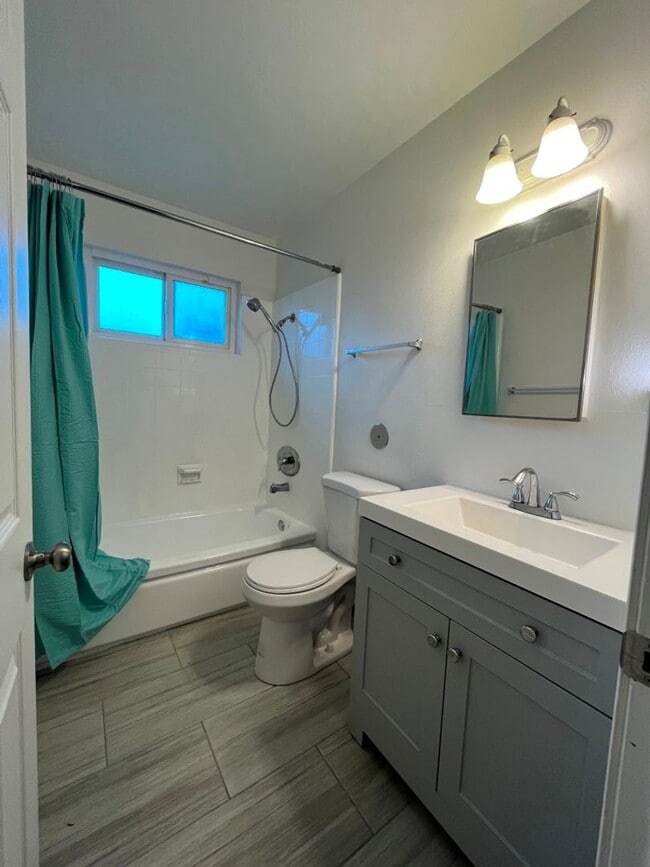 Building Photo - MOVE-IN READY 4+2 w/upgrades + tons of parking!