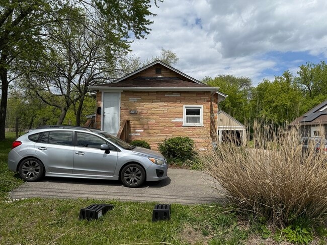 Building Photo - 208 W Nippersink Rd