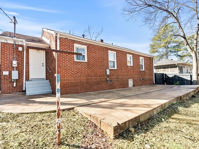 Building Photo - 1403 Lowell Dr SE