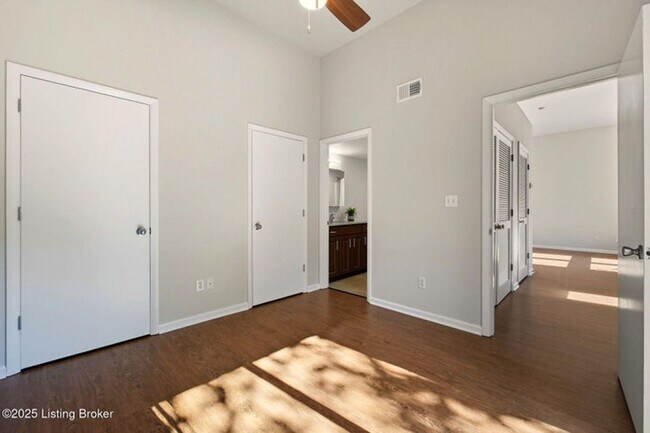 Building Photo - Updated Crescent hills Condo 2 bed/2 bath