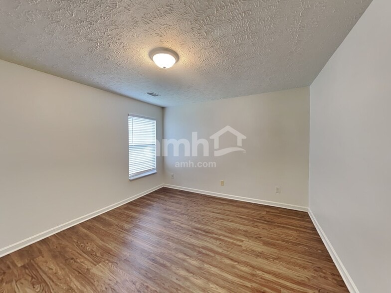 Building Photo - 604 Blossom Hill Dr
