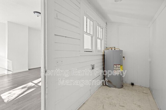 Building Photo - 1217 Fulton Ave SW