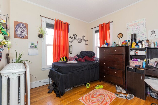 Building Photo - NO BROKER FEE!  SPACIOUS AND BRIGHT BRIGHTON CTR 5 BED/3 BATH AVAIL 9/1