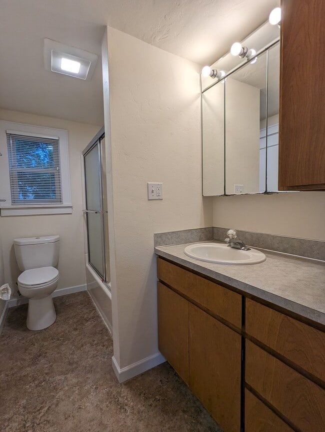 Building Photo - Spacious 2-Bedroom, 1-bath Home Close To Owen Rose Gardens!