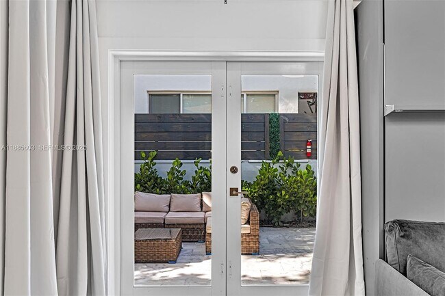 Building Photo - 1000 10th St