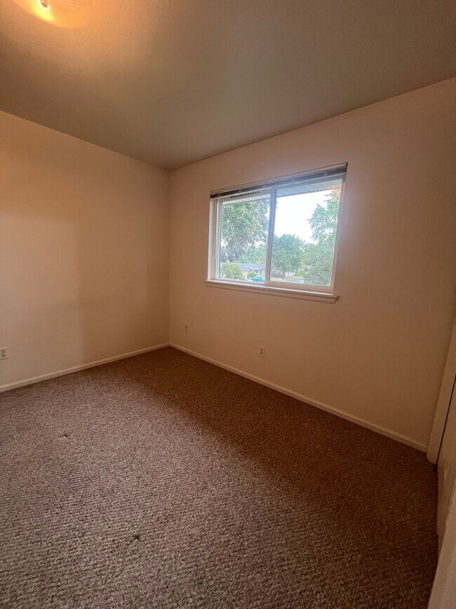 Building Photo - 2-Bedroom 1-Bathroom Apartment in 3 unit building