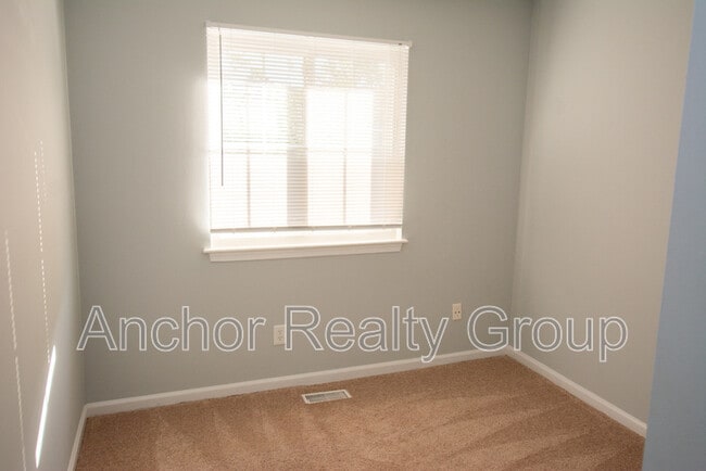 Building Photo - 304 Falling Ln