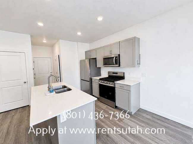 Building Photo - Lovely Santaquin Home