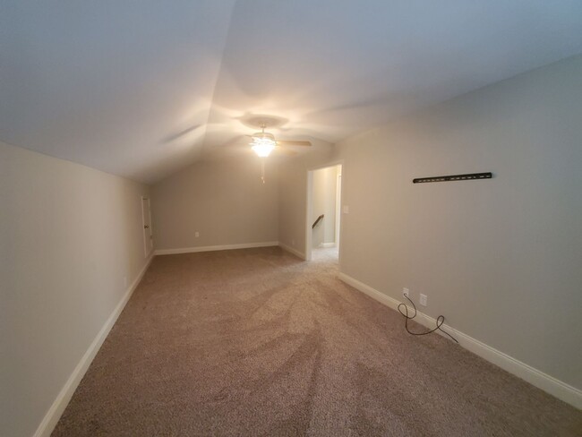 Building Photo - $2100 Executive 3 Bed 2.5 Bath with Bonus ...