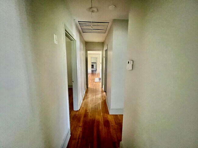 Building Photo - This Beautiful 4 bed 2.5 bath brick ranch ...