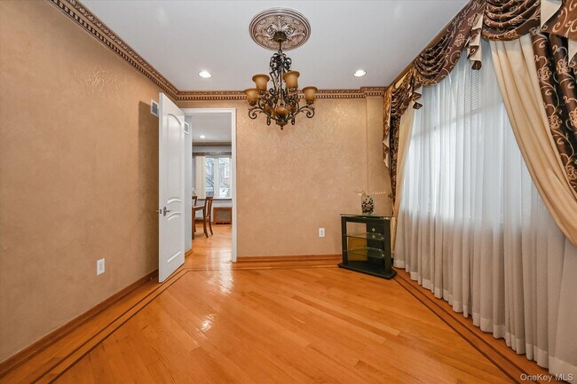 Building Photo - 77-16 Kew Forest Ln