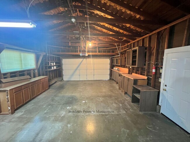 Building Photo - Beautiful fully remodeled 4 bedroom