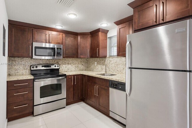 Building Photo - 411 SW 37th Ave