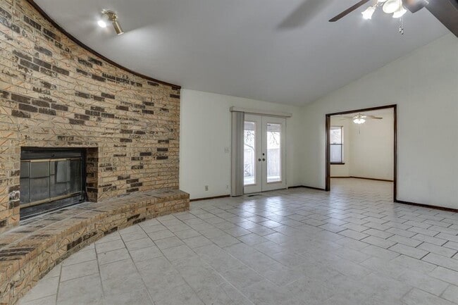 Building Photo - 2013 Tanglewood Dr