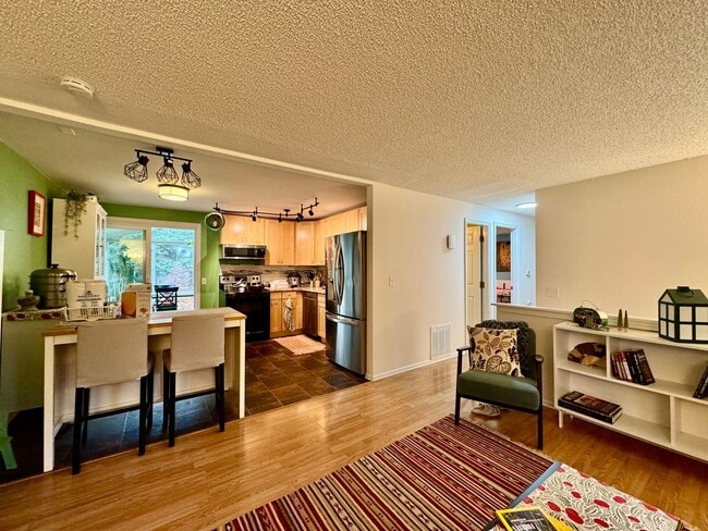 Building Photo - ***MOVE IN SPECIAL!!!*** Fully Furnished 4-bedroom, 2-bath home with Beautiful Backyard in Renton