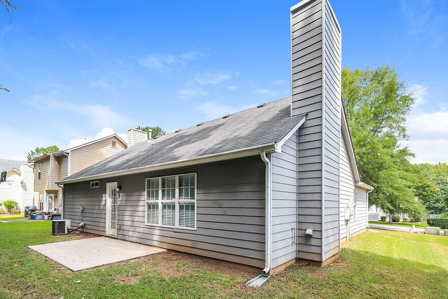 Building Photo - 2669 Lake Park Bend