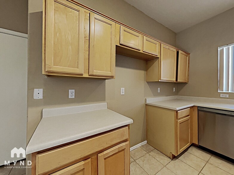 Building Photo - 685 E Cantebria Dr