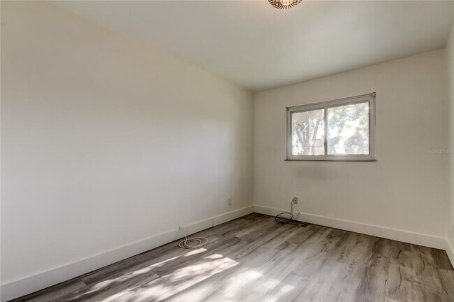 Building Photo - 375 10th Ave N