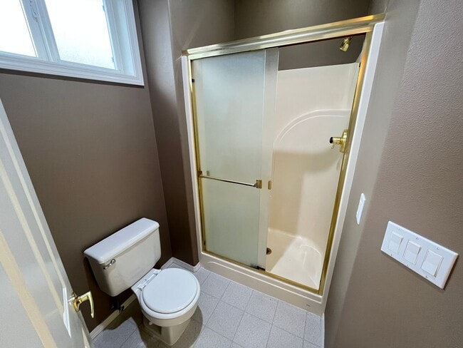 Building Photo - Clackamas Ranch 3 bedroom 2 bathroom - W/D...