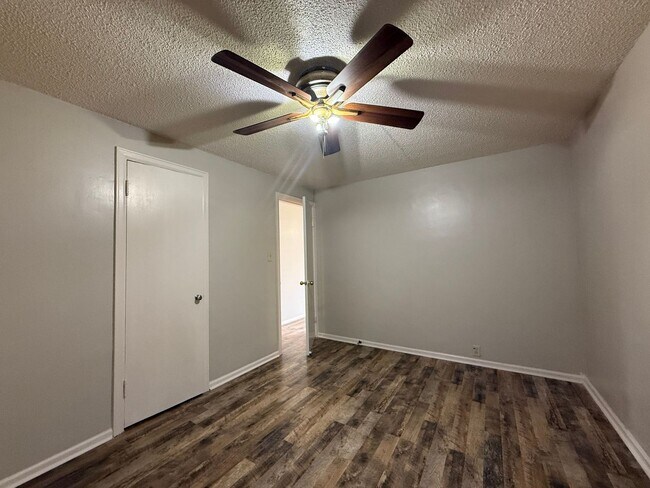 Building Photo - 1809 E Bayley St