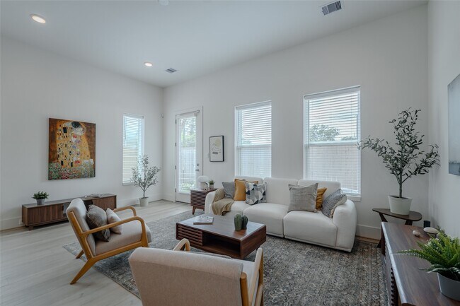 Building Photo - 864 Paul Quinn St