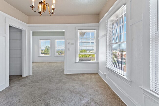 Building Photo - 1 Bedroom with den close to SW! Walking di...