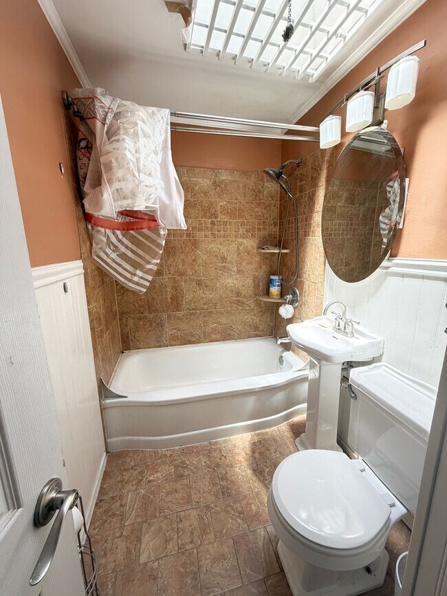 Building Photo - Stunning 3-Bedroom Townhome in Wissinoming! Available NOW!