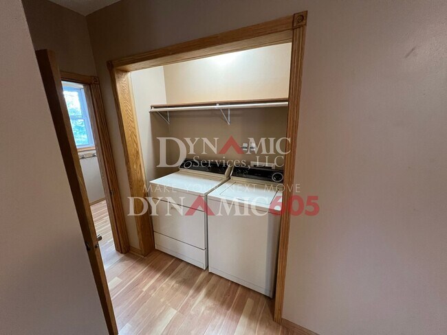 Building Photo - Upper Level 1 Bedroom, 1 Bathroom Apartmen...