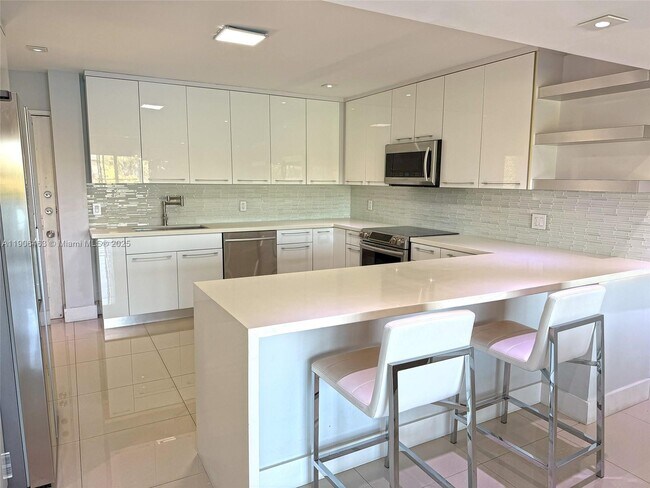 Building Photo - 879 NE 195th St