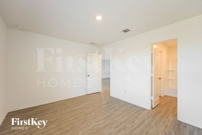 Building Photo - 2424 Lake Hls