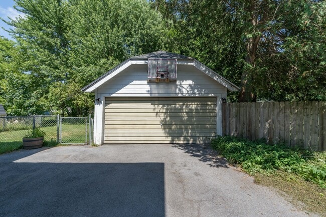 Building Photo - 721 Nellis St