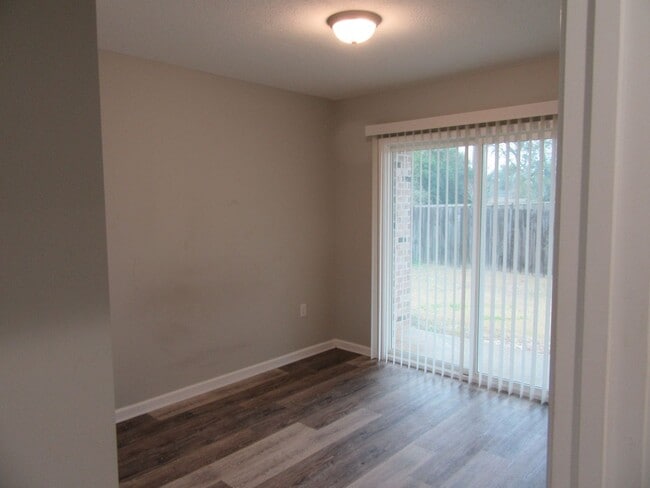 Building Photo - 612 Helen Ave