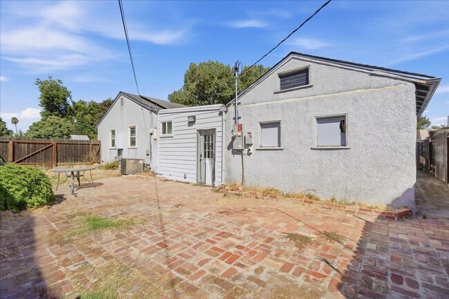 Building Photo - 601 Poplar Ave