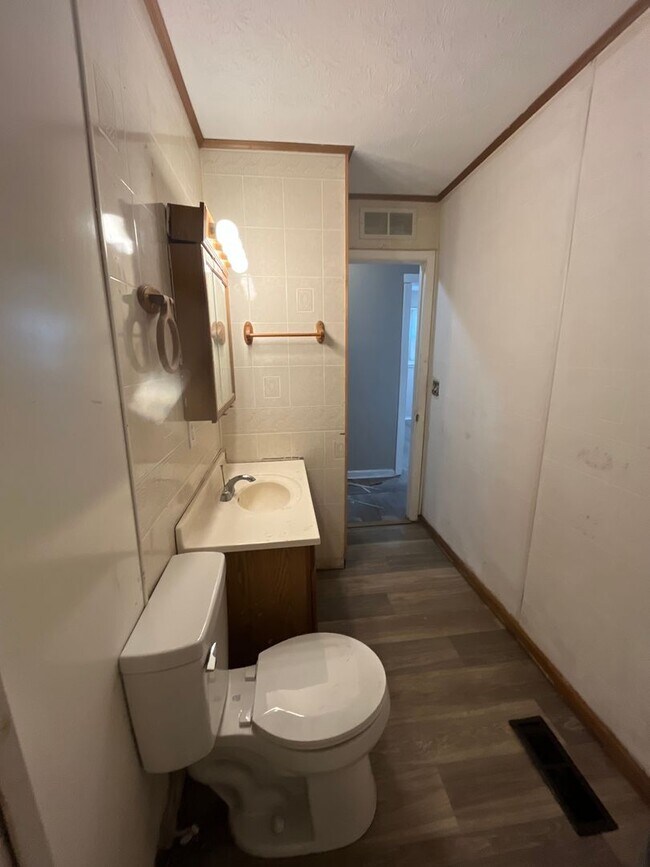 Building Photo - LARGE 4BR ONE LEVEL HOME WITH A GREAT FLOORPLAN.  TONS OF SPACE!