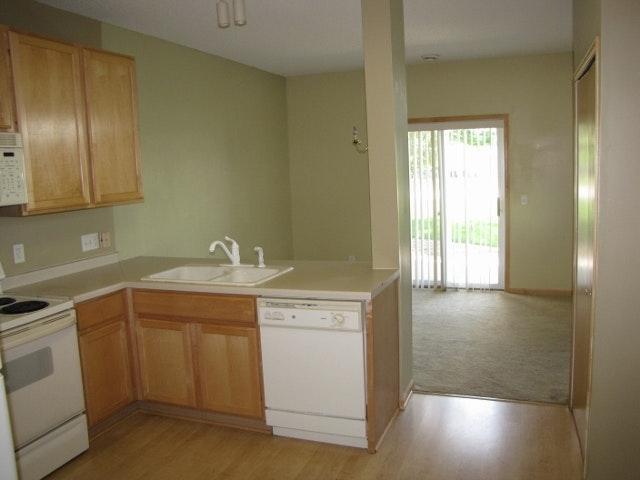 Building Photo - End Unit Town home *3Bedrm 2.5 Bath*Cottag...