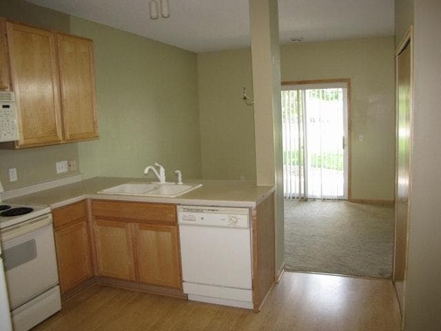 Building Photo - End Unit Town home *3Bedrm 2.5 Bath*Cottage Grove* Available July 1.